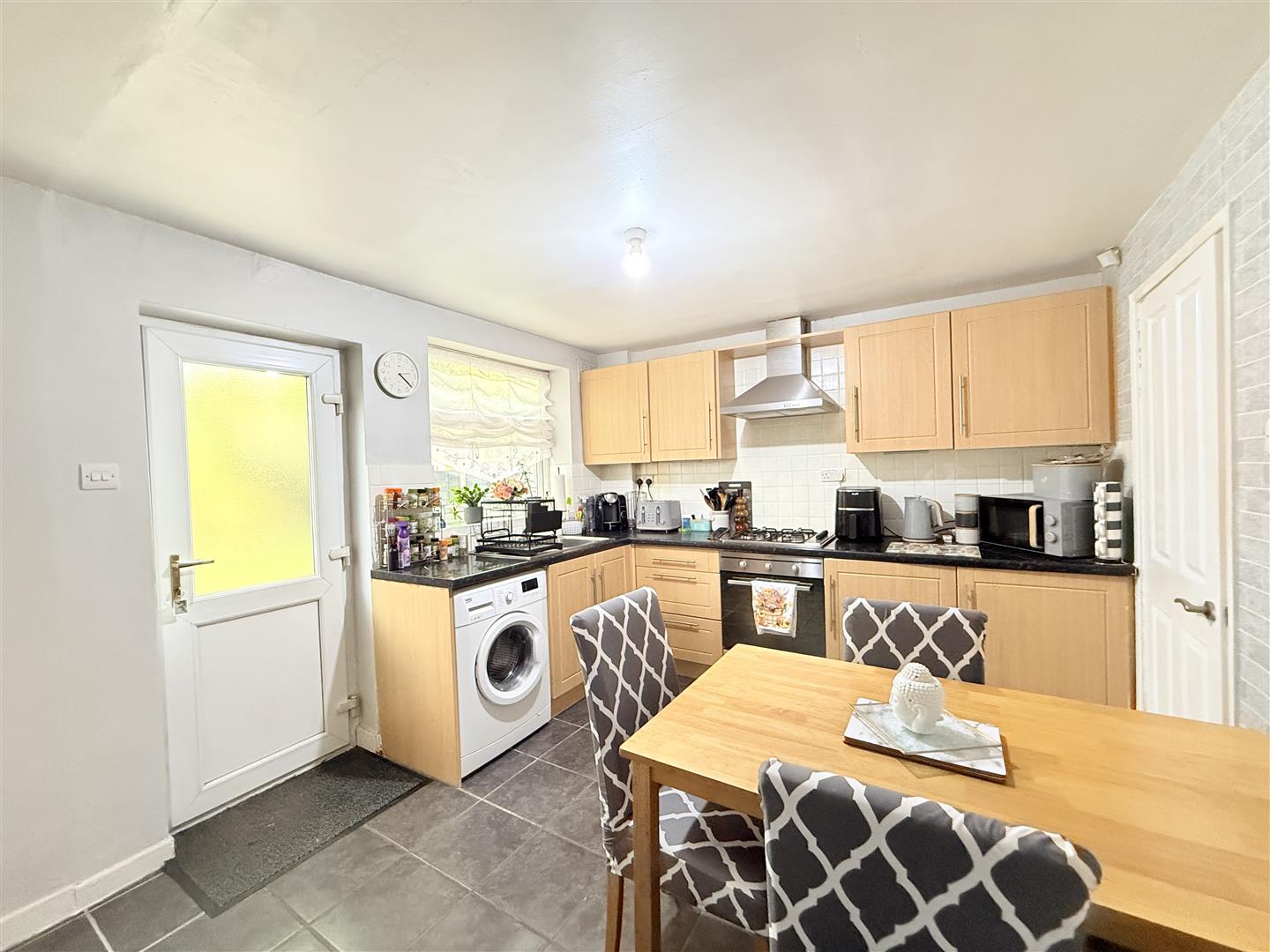2 bed house - end mews in Chester Avenue, Dukinfield – photo 3